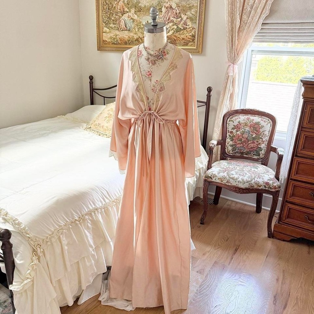 70s Satin Lounge Robe  Glamorous 70s Zandra Rhodes for Neiman Marcus - Picture 2 of 8
